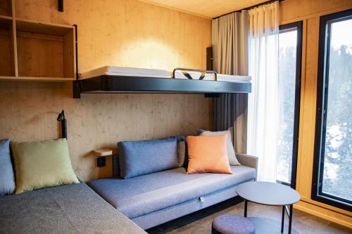 a living room with a couch and a shelf at Ski-inn Parkside in Ruka