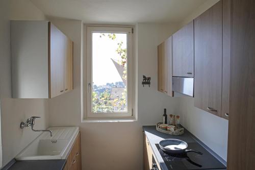 Η κουζίνα ή μικρή κουζίνα στο Lake Como Apt Private Terrace w Stunning Isola C