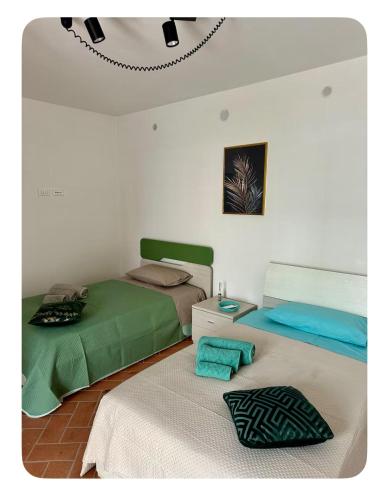 Dos camas una al lado de la otra en una habitación. en Borgo Vesuviano, en San Sebastiano al Vesuvio