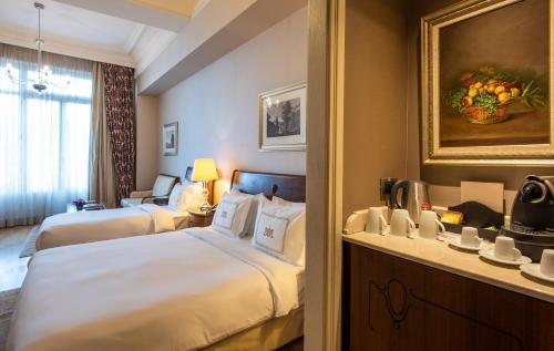 Llit o llits en una habitació de Pera Palace Hotel