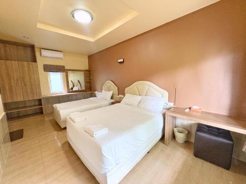 - une chambre à l'hôpital avec 2 lits et un bureau dans l'établissement Krabi Ava Hill, à Krabi