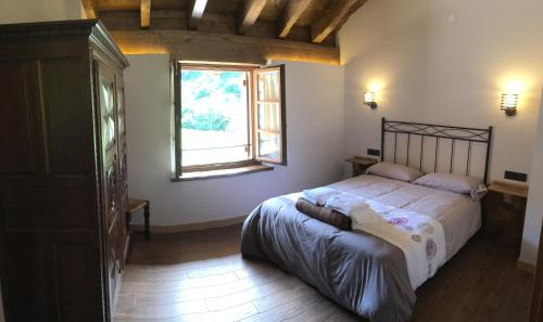 um quarto com uma cama grande e uma janela em Adipe em Cilveti