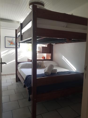 a bedroom with two bunk beds in a room at Ti Kay Paradi T3 - Les pieds dans l'eau in Saint-Pierre