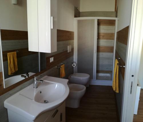 a bathroom with a sink and a toilet at Appartamenti Vacanze Mareemare in Capo dʼOrlando