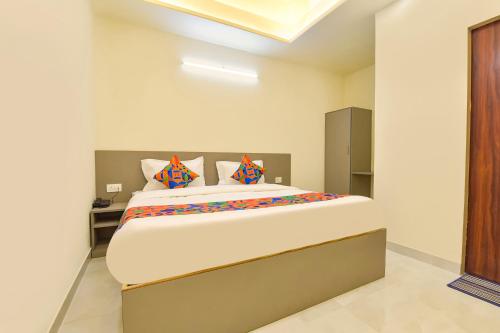 Ένα ή περισσότερα κρεβάτια σε δωμάτιο στο FabHotel Cozzy Stay - Indus land hospital , landscape park & morden school , D- mart