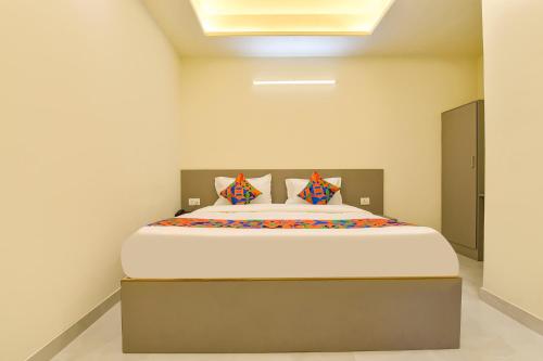 Ένα ή περισσότερα κρεβάτια σε δωμάτιο στο FabHotel Cozzy Stay - Indus land hospital , landscape park & morden school , D- mart