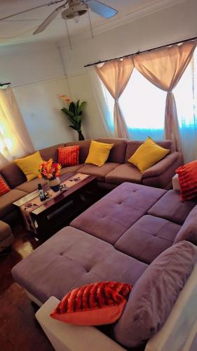 Una sala de estar con un sofá y una ventana grande. en Luxurious Family Carven!, en Rustenburg