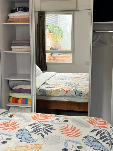 提比里亚Up the Hill的卧室配有镜子,位于床边