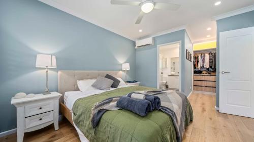 Ένα ή περισσότερα κρεβάτια σε δωμάτιο στο Parrot Tree Rest - Home with Magnesium Spa Pool