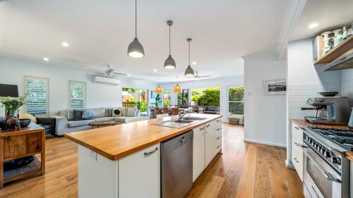 Kuchyň nebo kuchyňský kout v ubytování Parrot Tree Rest - Home with Magnesium Spa Pool