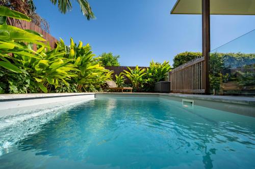 Bazén v ubytování Parrot Tree Rest - Home with Magnesium Spa Pool nebo v jeho okolí