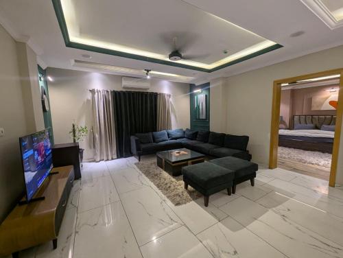 拉瓦尔品第Luxurious 2 Bed Apartment Bahria Active的客厅里有一张沙发和一台电视
