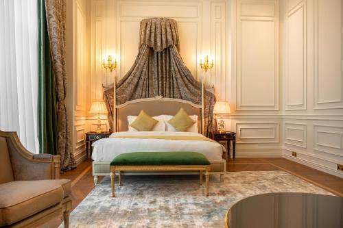 Postel nebo postele na pokoji v ubytování The Bentley Luxury Hotel & Suites