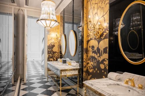 Koupelna v ubytování The Bentley Luxury Hotel & Suites