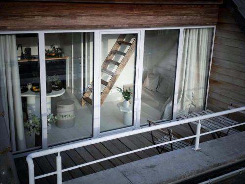 Edville Studio tesisinde bir balkon veya teras