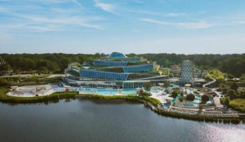 eine Luftaufnahme eines Resorts am Wasser in der Unterkunft Apt Disneyland 2 chambres, parking, bus sur place in Montévrain