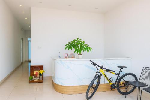 un vélo garé devant un comptoir dans l'établissement Tiến Hưng Tam Thanh Villa, à Phú Quí (2)