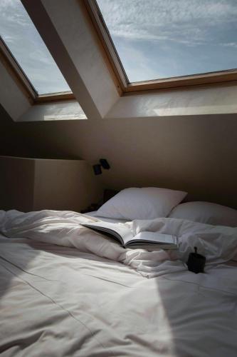 Edville Studio tesisinde bir odada yatak veya yataklar