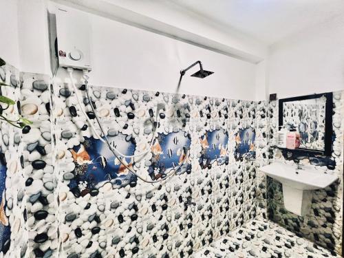 ディックウェラにあるMeadow View Villaのバスルーム(動物のぬいぐるみが入ったシャワーカーテン付)