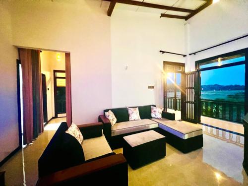 ディックウェラにあるMeadow View Villaのソファとテーブルのあるリビングルーム