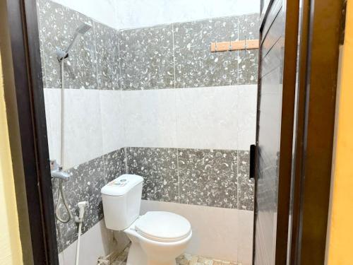 Un baño con inodoro y ducha en HR Hotel By Makati, en Batu