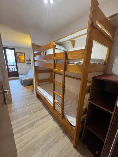 een kamer met twee stapelbedden en een gang bij Studio RISOUL station in Risoul