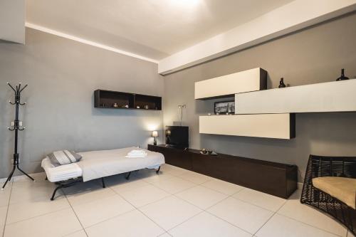 Zimmer mit einem Bett und einem TV in der Unterkunft Ravenna Sky View Apartment in Ravenna