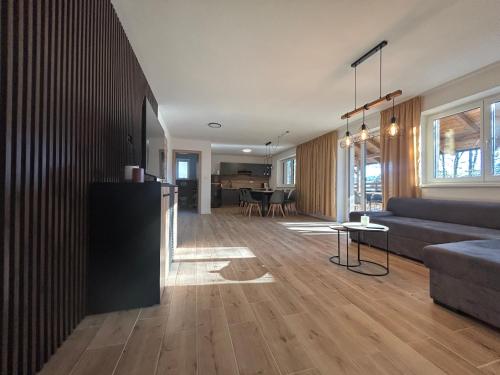 una sala de estar con un sofá y una mesa en Chata Pri Potoku 2, en Valča