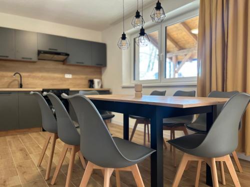 Un comedor con mesa y sillas en Chata Pri Potoku 2, en Valča