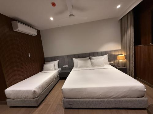 Un pat sau paturi într-o cameră la Assembly By The Democracy