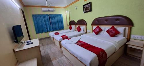 Postel nebo postele na pokoji v ubytování Kingston Palace