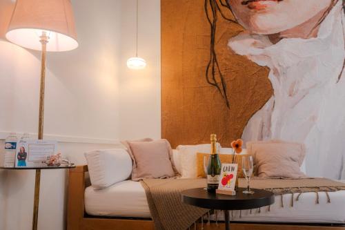 ein Wohnzimmer mit einem Sofa und einem Gemälde in der Unterkunft Le Madeleine - Central - Elegant - Cozy - By Primo in Caen
