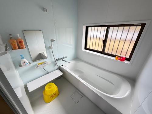 ein Badezimmer mit Waschbecken und Toilette und einem Fenster in der Unterkunft サウナ&ステイ吉日荘-益子町のサウナ付の貸切古民家 BBQ 高速Wi-fi in Mashiko