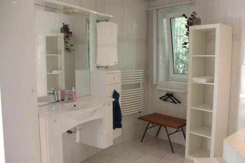 Ένα μπάνιο στο B&B Even Heukelom - Kamer met Tuin