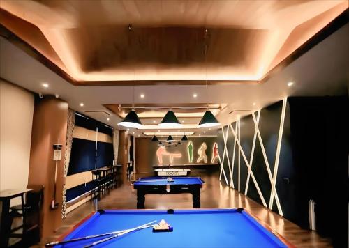 Una sala de billar con una mesa de billar en ella en Rio Colina - D Diamond 3BHK Villa in Surat, en Dighas