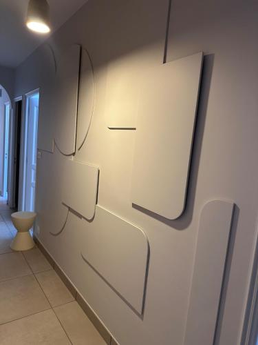 eine Wand in einem Badezimmer mit weißen Paneelen in der Unterkunft Agréable maison de ville avec terrasse et garage in Saint-Affrique