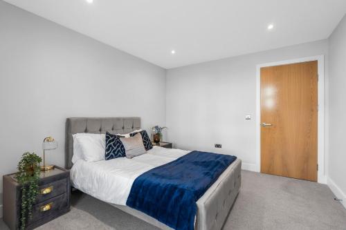 Postel nebo postele na pokoji v ubytování Cuffley Art Deco Flat