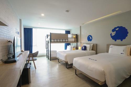 Ένα ή περισσότερα κρεβάτια σε δωμάτιο στο Kokotel Krabi Oasis