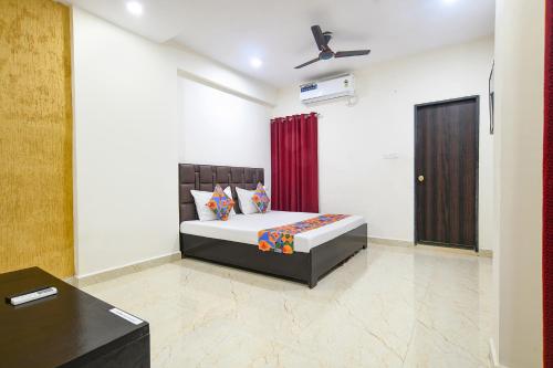 Ένα ή περισσότερα κρεβάτια σε δωμάτιο στο FabHotel Parijat