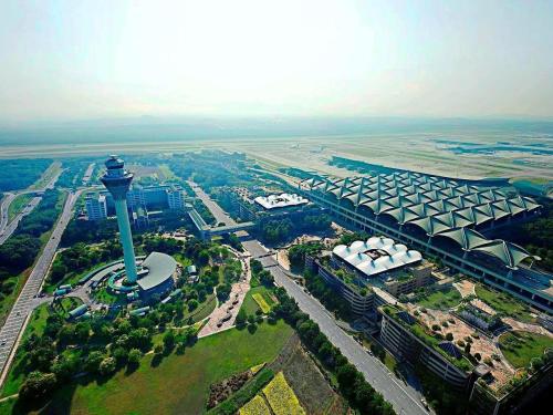 una vista aerea di una città con torre di controllo di Ehsan Residence Condominium Cozy Air-Con Suite KLIA a Sepang