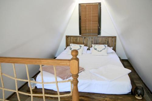 NucşoaraVictoriA-Frame的一间小卧室,阁楼上配有一张床