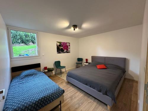 une chambre avec un lit et une fenêtre dans l'établissement Villa Reignier, à Reignier-Ésery