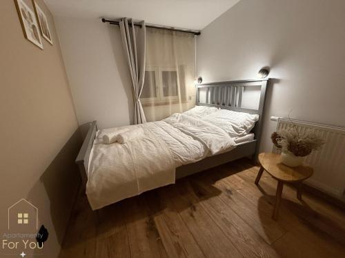 Giường trong phòng chung tại Apartamenty For You