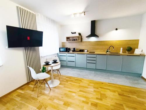 Kuchyň nebo kuchyňský kout v ubytování Kolory Warmii Apartamenty Biały i Szary