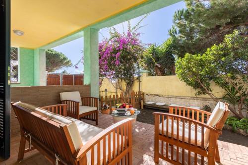 Aed väljaspool majutusasutust Villa Ray - Front row beachfront with garden