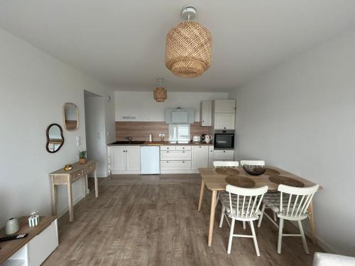 Kuchyň nebo kuchyňský kout v ubytování La belle étoile - 4 pers - balcon