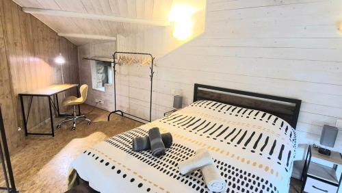 Ένα ή περισσότερα κρεβάτια σε δωμάτιο στο L Alandier - Vue Panoramique - A75 à 1,5km