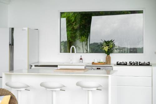 Kuchyň nebo kuchyňský kout v ubytování Villa SAYAM, vue mer panoramique & piscine infinity privée à Bophut