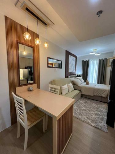 Una cama o camas en una habitación de Hiraya Escape Tagaytay