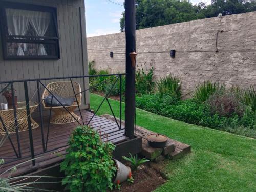 Ein Garten an der Unterkunft Log in At 118 Log 1